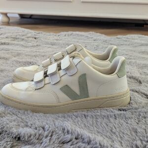 Veja v-lock matcha